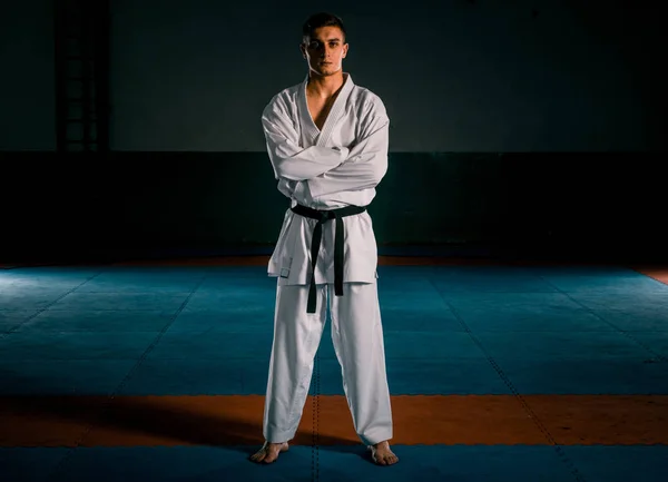De Karate kerel in witte kimono en zwarte riem training Karate — Stockfoto