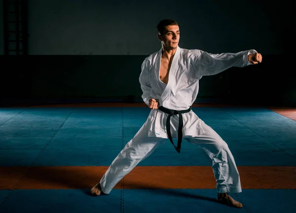 Combatiente de karate masculino en entrenamiento de kimono blanco —  Fotos de Stock
