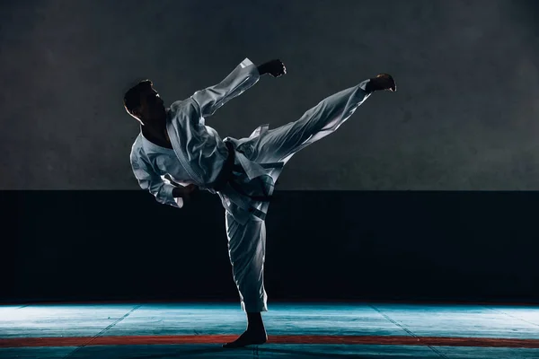 Jeden karate kata szkolenia człowiek izolowane na ciemnym tle — Zdjęcie stockowe