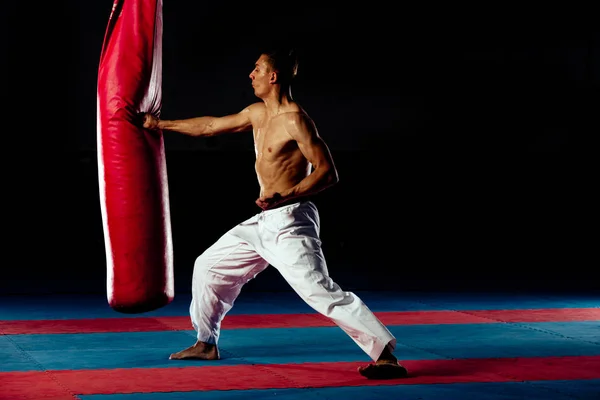 跆拳道训练在健身房里踢拳袋 — 图库照片