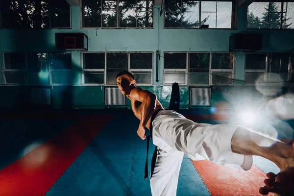 Svalnatý silný muž na pozadí boxerské tělocvičny — Stock fotografie