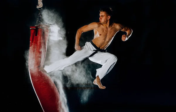 男子在健身房大红袋练习拳击 — 图库照片