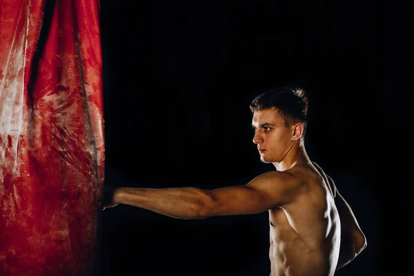 Agressieve Boxer in training met ponsen tas — Stockfoto