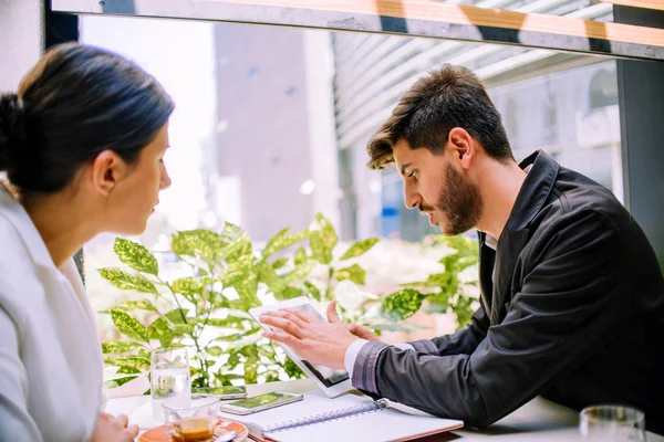 Porträtt av två unga affärskollegor som sitter på Coffee Shop — Stockfoto