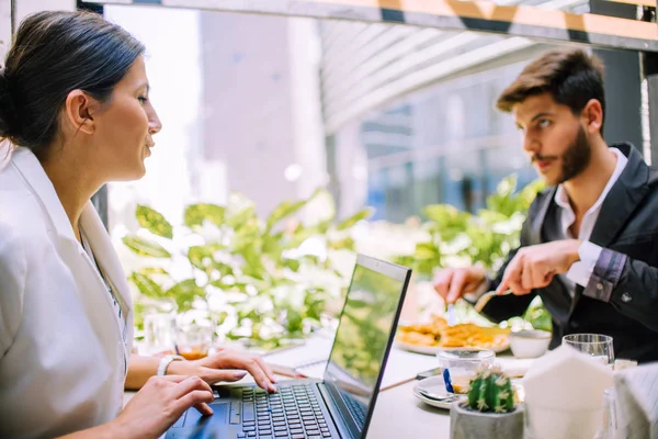 Kleine Gruppe von Mitarbeitern diskutiert Projekt Ionen Laptop, während h — Stockfoto