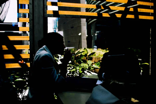 Retrato de gente de negocios creativa reunión de trabajo en equipo en la cafetería — Foto de Stock