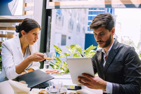 Επιτυχία ζευγάρι επιχειρηματία χρησιμοποιώντας tablet PC, ενώ συνάντηση σε καφέ — Φωτογραφία Αρχείου