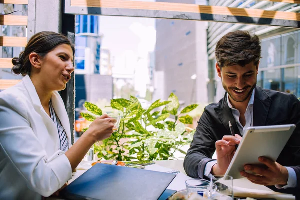 Tecnologias empresariais e conceito de trabalho em equipa — Fotografia de Stock