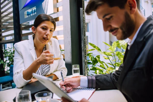 Piccolo gruppo di colleghi che discutono del progetto nel caffè — Foto Stock