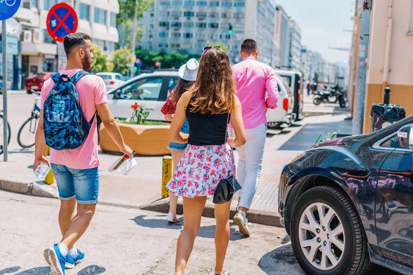 Los turistas que visitan y caminan en un moderno paseo marítimo de la ciudad en un — Foto de Stock