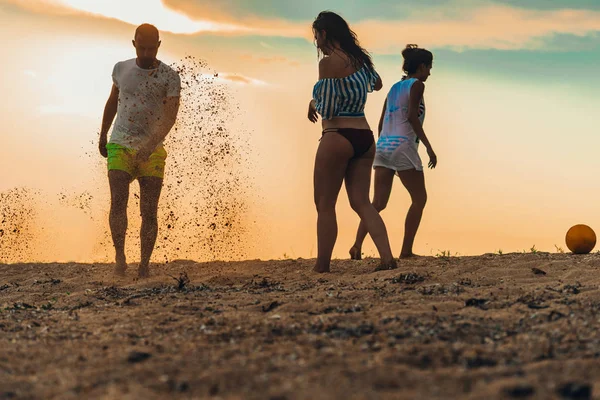 Piłkarz z piłką w akcji na świeżym powietrzu na plaży — Zdjęcie stockowe