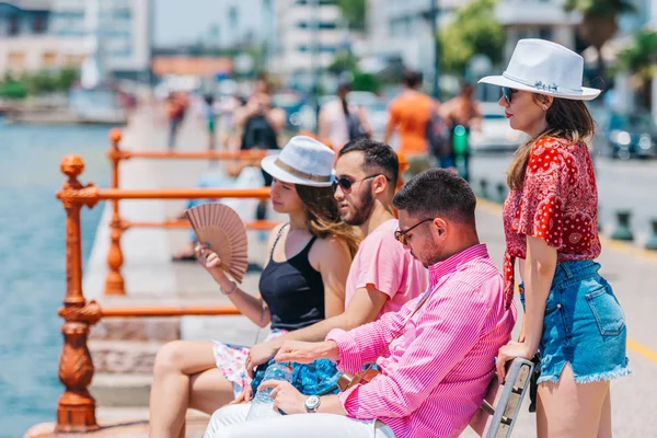 Zwei Touristenpaare sitzen auf einer Bank und genießen die atemberaubende Aussicht — Stockfoto