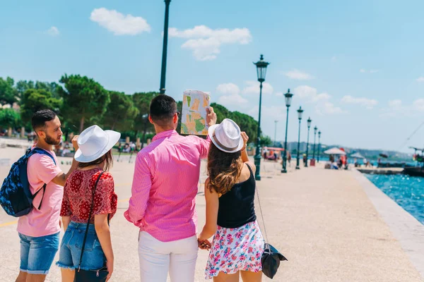 Tourists reading a map and wondering if they are at the right sp — Stock Photo, Image