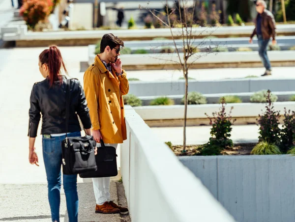 Zufriedene Geschäftsleute in der Stadt — Stockfoto