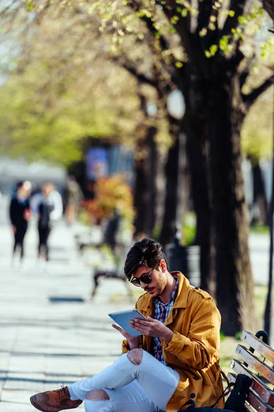 Iş adamı parkta — Stok fotoğraf