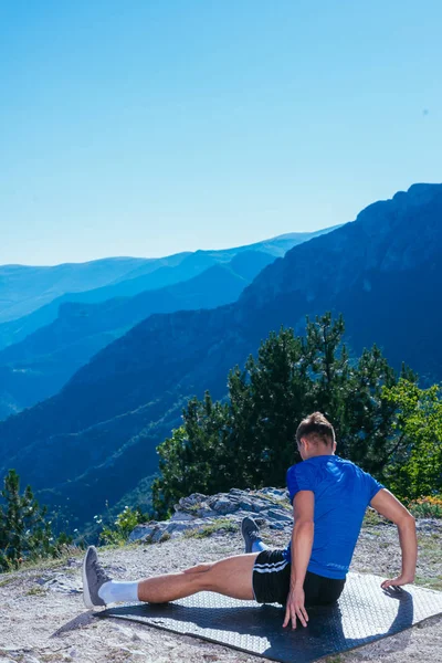 Fit mannelijke loper stretching zijn benen en klaar voor een lange — Stockfoto