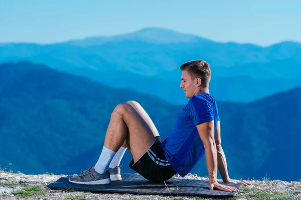 Sportler, Langstreckenläufer, der seine Beine in der Natur streckt.gett — Stockfoto