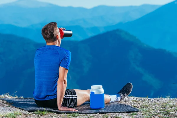 运动员(运动员)在上山时喝水 — 图库照片