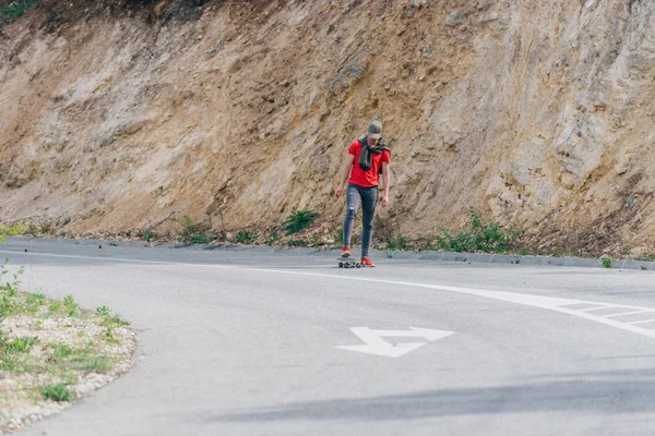 Uzun boylu fit erkek toplayarak Longboarder bir güneşe yokuş aşağı onun Longboard sürme — Stok fotoğraf