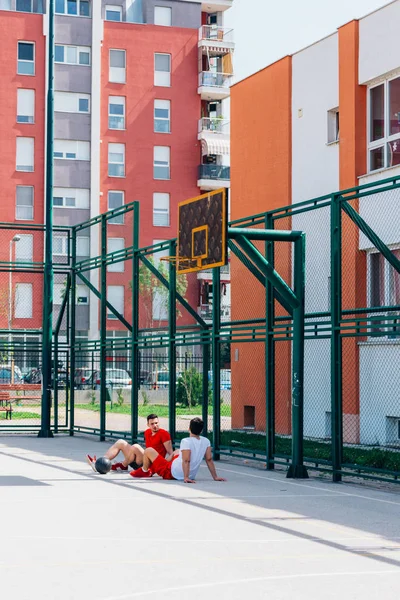 Two Strong Caucasian Athletes Resting Ground Basketball Court While Having — Stock Photo, Image