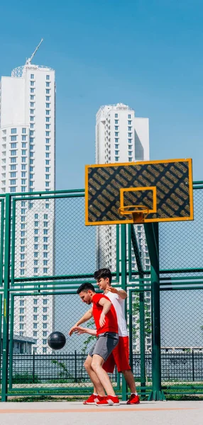 Basket Match Spela Boll Med Svart Boll Klädd Röda Grå — Stockfoto