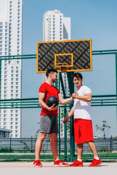 Två Spelare Gör High Five Före Basketmatchen — Stockfoto