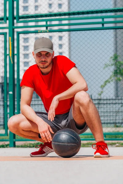 Stark Manlig Basketspelare Förbereder Sig För Basketmatch — Stockfoto