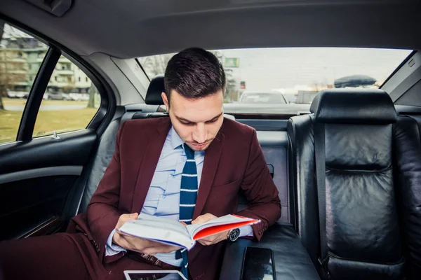 Homem Fato Está Dirigindo Carro Escrevendo Seu Caderno — Fotografia de Stock