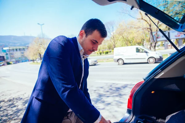 Homem Negócios Cansado Dia Ensolarado Está Tirando Pneu Seu Carro — Fotografia de Stock