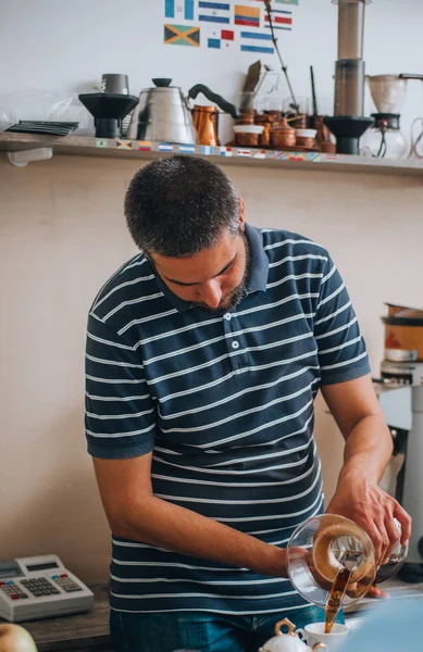 Hambre barista haciendo café espresso en su cafetería. —  Fotos de Stock