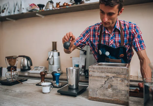 Mężczyzna barista co cappuccino przy licznik w kawiarnia — Zdjęcie stockowe