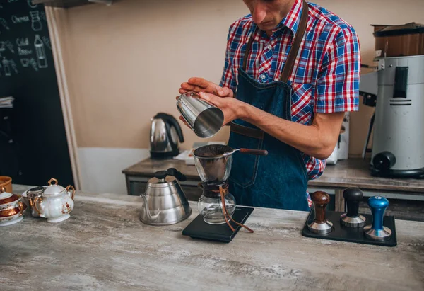 Чашку ручної роботи, налити на каву — стокове фото