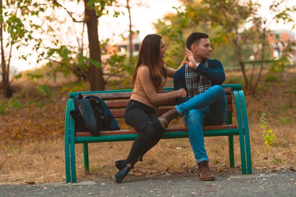 Fidanzato Arrabbiato Rifiuta Parlare Con Sua Bella Ragazza Mentre Seduto — Foto Stock