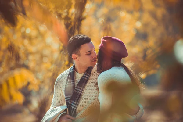아름다운 부부는 공원에서 키스하는 서로를보고있다 — 스톡 사진