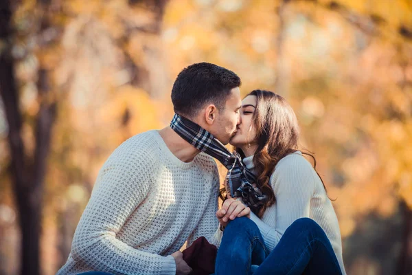 Casal Atraente Está Passando Dia Natureza Eles Estão Beijando — Fotografia de Stock