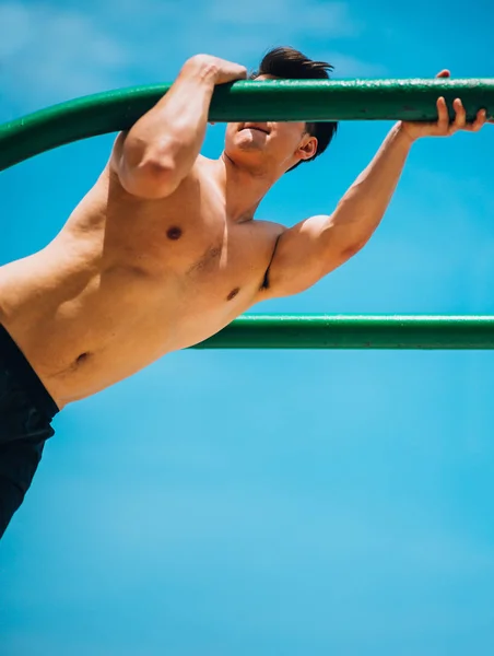 Shirtless Cara Jogando Esportes Barras Paralelas Contra Céu Azul — Fotografia de Stock