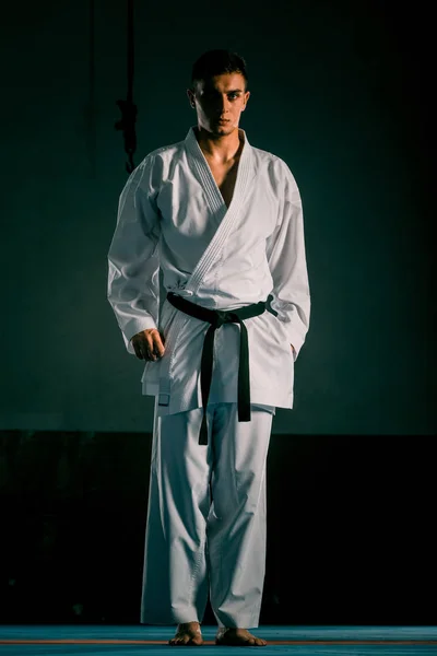Harci Koncepció Harcos Ember Kimonóban Karate Férfi Harci Pozícióban Harcolj — Stock Fotó