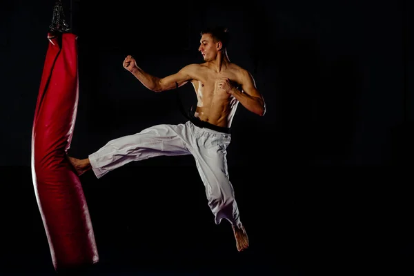 Retrato Lutador Concentrado Muay Thai Praticando Pontapé Saco Perfuração — Fotografia de Stock