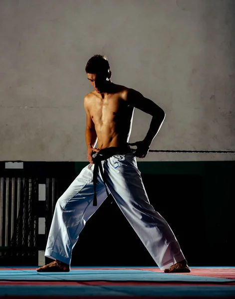 Atleta Con Cinturón Negro Karategi Realiza Ejercicio Formal Karate — Foto de Stock