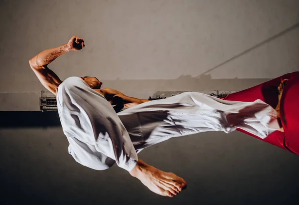 Sterkte Mannelijke Boxer Training Met Ponsen Tas Boksen Oefening Sport — Stockfoto