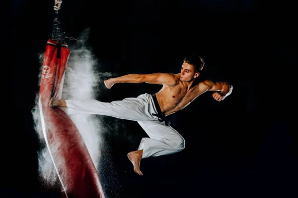 ジムでパンチバッグを持つ白人ボクサーのトレーニング 健康的なライフスタイルの概念 — ストック写真