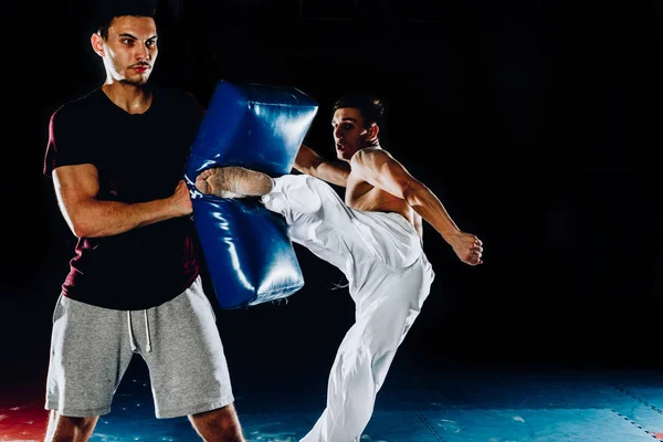 Volle Länge Eines Hemdlosen Muskulösen Boxers Mit Boxsack Fitnessstudio — Stockfoto