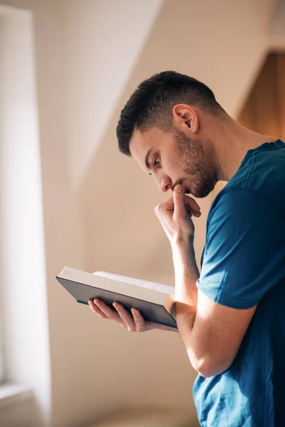 Student Reading Book While Standing Walking Room Next Windows — Stock Photo, Image