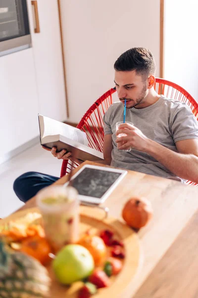 Jovem Forte Saudável Lendo Livro Início Manhã Enquanto Fazendo Seu — Fotografia de Stock