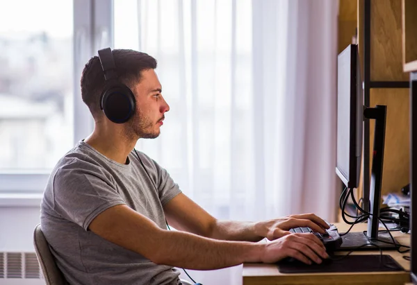 Ernsthafter Mann Benutzt Desktop Beim Tippen Auf Der Tastatur Seinem — Stockfoto