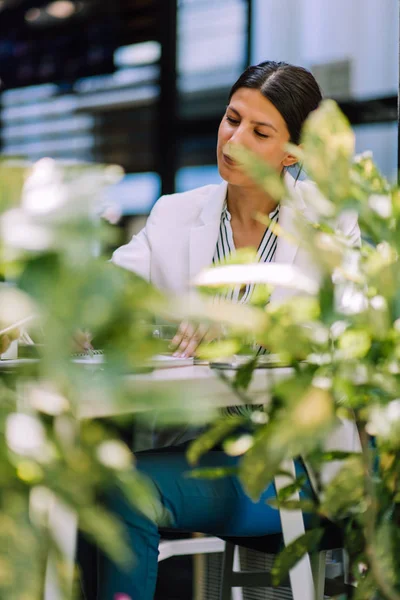 Junge Geschäftsfrau Trinkt Kaffeepause Stadtpark — Stockfoto