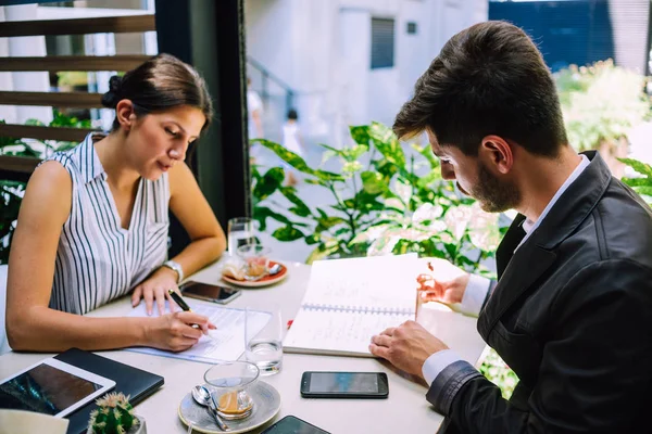 Beeld Van Twee Jonge Zakenlieden Die Notebooks Gebruiken Tijdens Een — Stockfoto