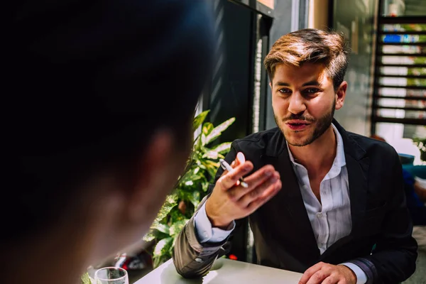 Discutir Novo Projeto Juntos Jovens Alegres Discutindo Algo Enquanto Estão — Fotografia de Stock