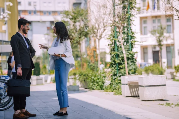 Zelfverzekerde Business Team Van Man Vrouw Staan Buiten Team Spirit — Stockfoto