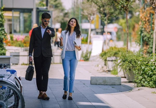 Vista Frontal Una Feliz Pareja Ejecutivos Caminando Hablando Calle Con —  Fotos de Stock